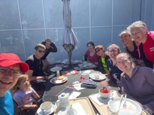 Park runners eating lunch